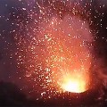 【動画】無人だからこそできる、今まさに噴火している火山の火口上空での空中撮影映像『 Dji Phantom flies into Volcano 』