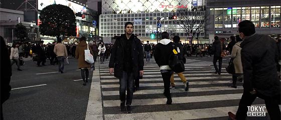 【動画】そして時は逆転するっ！？後ろ歩きをする男性を撮影し、逆再生する事で得られるとても不思議な東京の光景『 TOKYO REVERSE 』