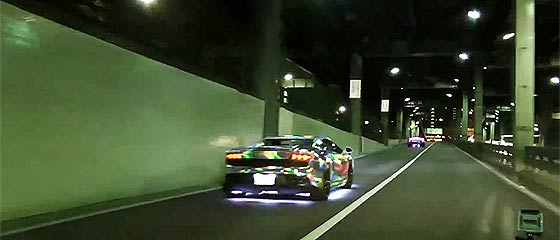 【動画】ギンギラギンに全くさり気なくない、ド派手にLEDで光らせた高級外車ランボルギーニで街を駆る映像