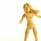 【動画】連綿と紡がれては受け継がれていく儚い命を、毛糸で作った人形のストップモーションアニメーションで描く、ホロリと物悲しい音楽PV『 Moving On 』