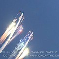 【動画】大空を舞う飛行機から飛び散る沢山の花火が美しい！ マクロス の 板野サーカス のシーンを彷彿とさせる、航空ショーでの花火映像