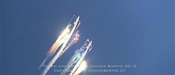 【動画】大空を舞う飛行機から飛び散る沢山の花火が美しい！ マクロス の 板野サーカス のシーンを彷彿とさせる、航空ショーでの花火映像