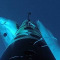 【動画】サメの大群が襲ってくる映画『シャークネード』も真っ青！？ホホジロザメの生息地グアダルーペ島で撮影された、大きなホホジロザメがカメラを搭載した海洋観測器に噛り付く映像