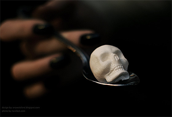 暗い液体に浮かぶ髑髏と骨の形をした角砂糖のコンセプトモデル　アップ
