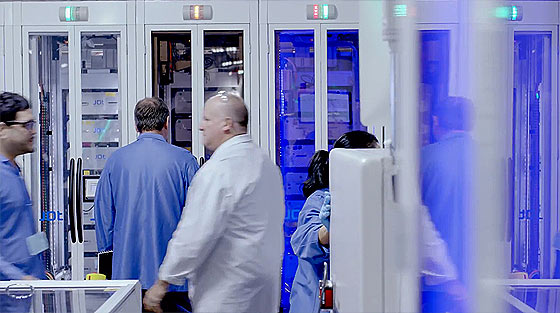最先端の工場で製造・組み立てされる、AppleのMac Proの製造風景を収めたプロモーション映像5
