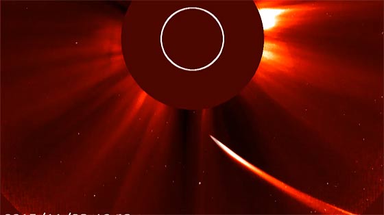 SOHO（太陽・太陽圏観測衛星）によって撮影された、アイソン彗星の美しいコロナダイブ映像1
