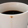 滴るコーヒーのしずくを止めるマグカップの工夫