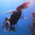 【動画】車椅子に乗ったまま海中を軽やかに飛行する幻想的な映像作品『 Freewheeling – Creating the Spectacle! 』