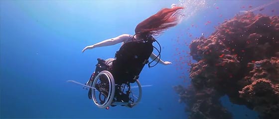 【動画】車椅子に乗ったまま海中を軽やかに飛行する幻想的な映像作品『 Freewheeling – Creating the Spectacle! 』