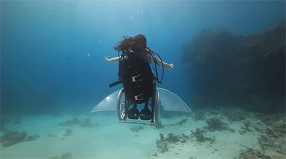 車椅子に乗ったまま海中を軽やかに飛行する幻想的な映像作品『 Freewheeling - Creating the Spectacle! 』1