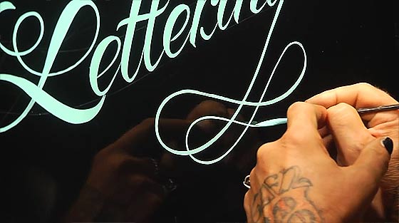 フリーハンドで美しい文字を描いていく、ハンドレタリングの凄まじいテクニックを収めたデモンストレーション映像4