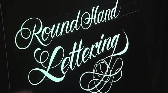 フリーハンドで美しい文字を描いていく、ハンドレタリングの凄まじいテクニックを収めたデモンストレーション映像6
