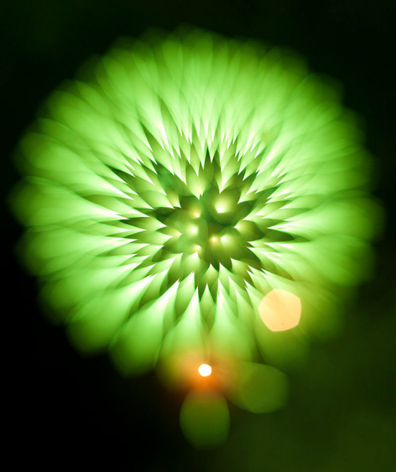 長時間露光とリフォーカスという技法で撮影した花火の画像が美しい4