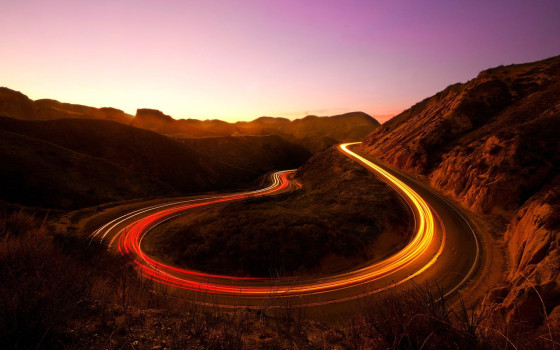 車のライトの軌跡が美しい、長時間露光で撮影した様々な大きさの壁紙素材『 16 Stunning Long Exposure Wallpapers 』-canyon-sunset
