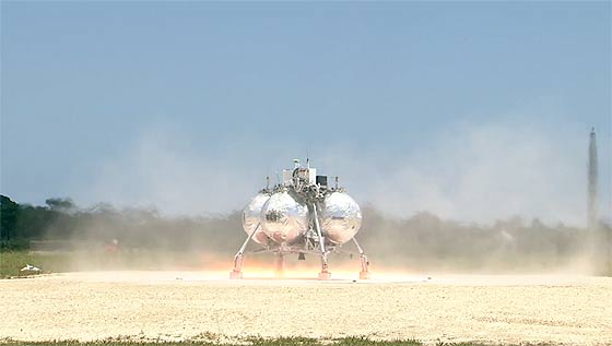 NASAが開発中の月面着陸船『 Morpheus 』が、約１分間の空中浮遊テストに成功した際の映像（と過去の失敗映像）2