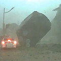 【動画】まさに間一髪！すんでの所で落石・土砂災害から助かったドライブレコーダー映像