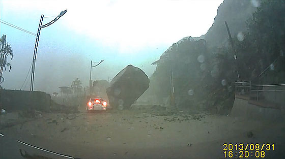 まさに間一髪！すんでの所で落石・土砂災害から助かったドライブレコーダー映像3