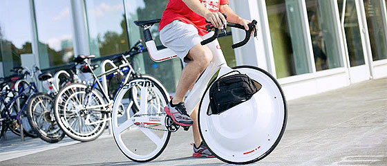 前輪の中に荷物を入れてしまうという大胆な発想でデザインされた、スタイリッシュな自転車『 Transport 』