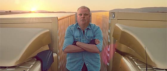 【動画】ジャン＝クロード・ヴァン・ダムが2台のボルボのトラックの上で大開脚！の映像をカナダ・トロント市長Rob Fordがやってみた！【ﾈﾀ】