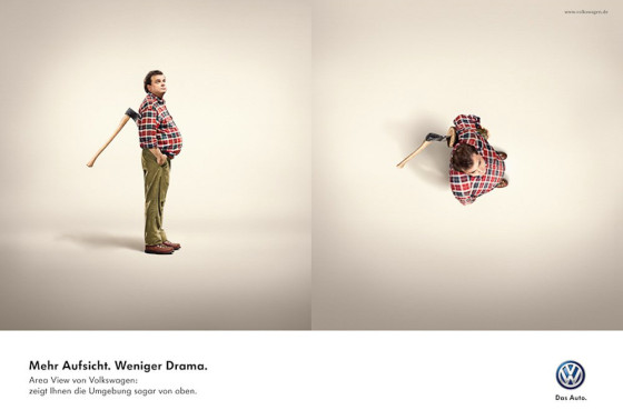 車両を上から見下ろした映像を見せるエリアビューの良さを伝える、フォルクスワーゲンのポスター広告2